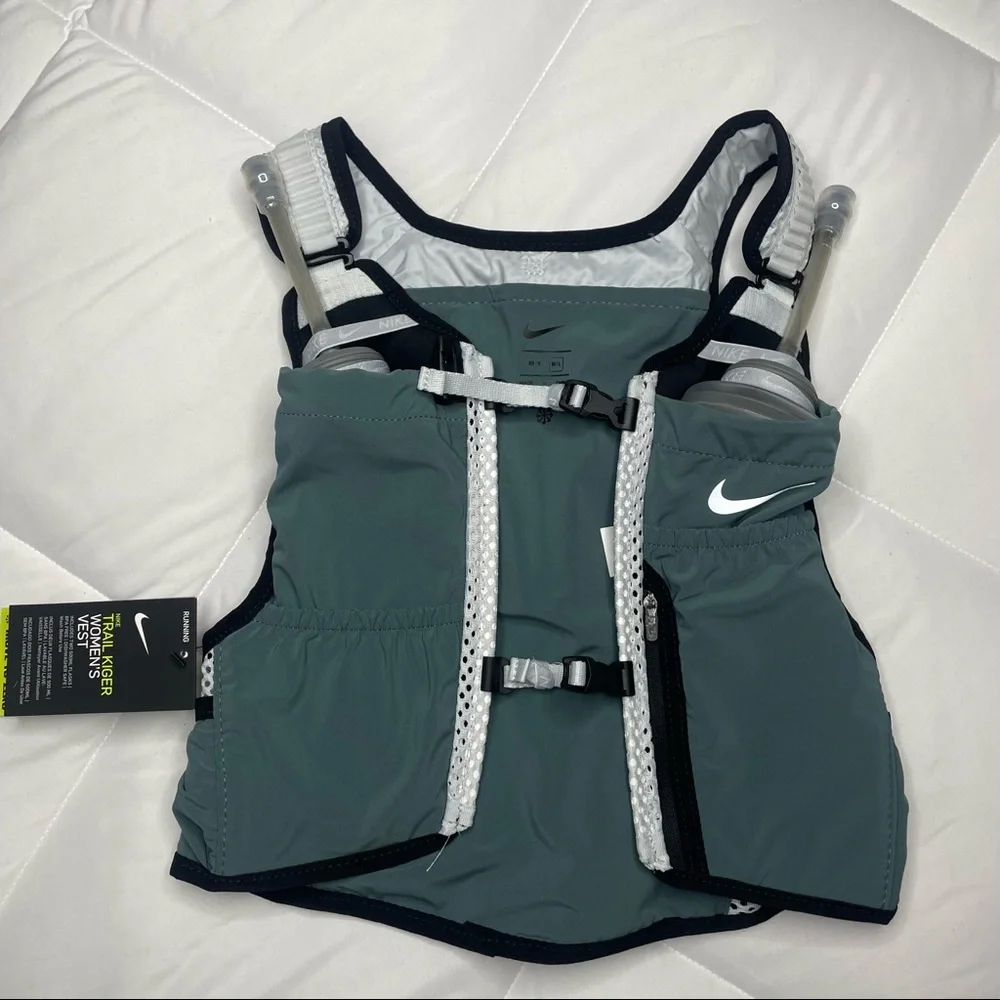 New Women Kiger Running Vest 4.0
Medium/Large
Hasta/Black/Pure Platinum/Silver - Picture 1 of 15